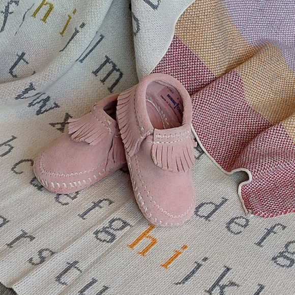 💗Baby Girl Gift Box with Knitted Blanket,  Pink Moccasins, & Letterboard - Picture 8 of 8